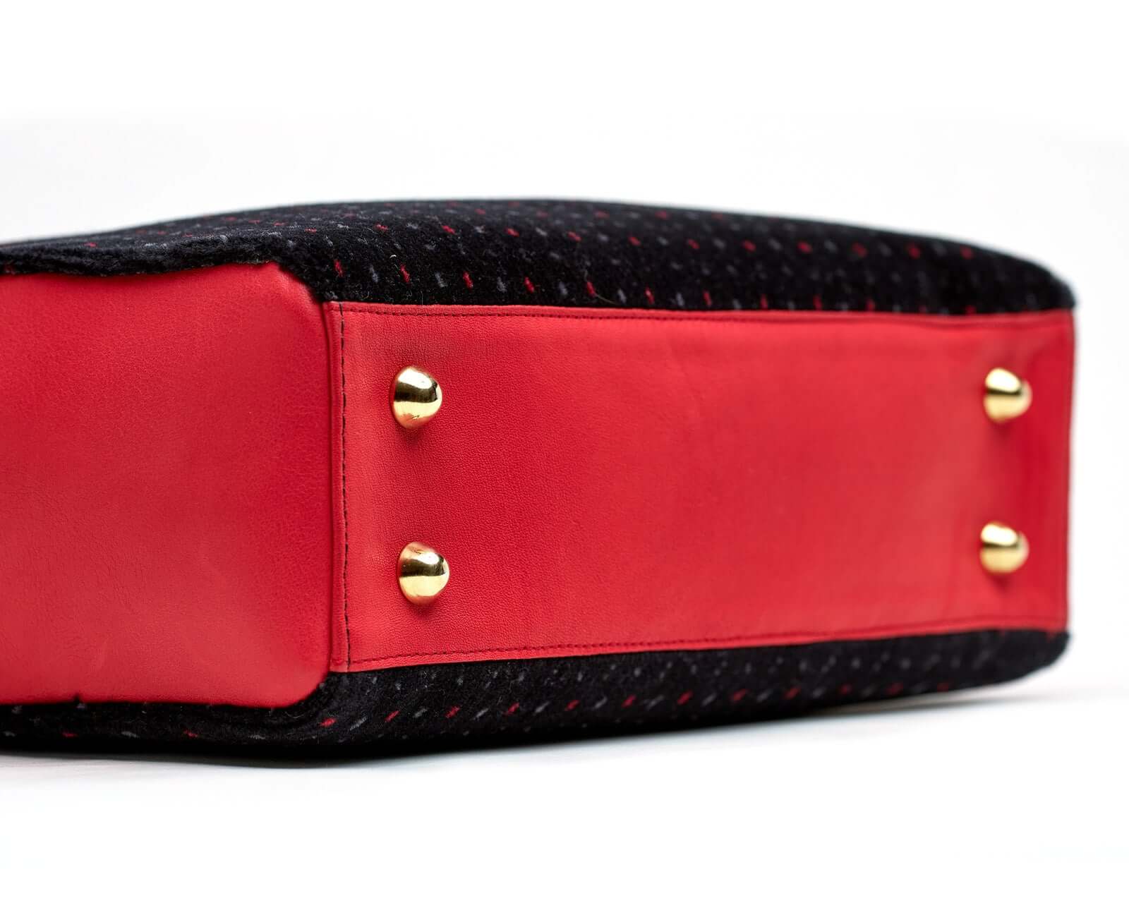 sac Petit Cabas SLP avec fond rouge et détails en velours noir, design élégant et pratique.