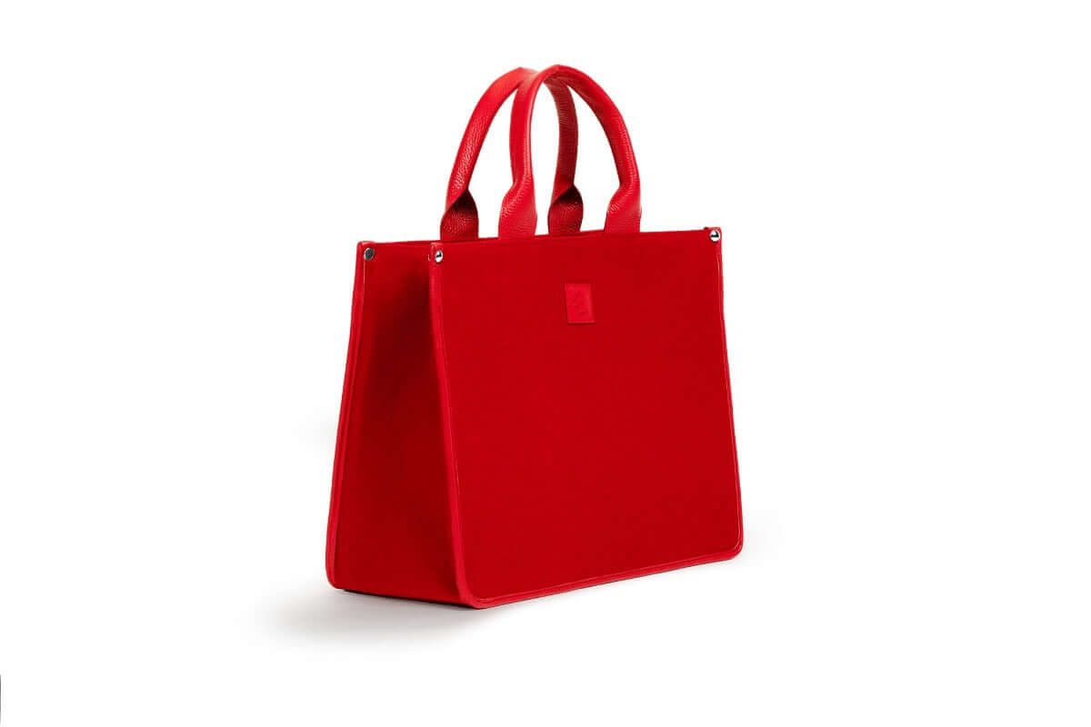 Cabas en velours rouge SLP, sac spacieux idéal pour transporter des vêtements et accessoires.