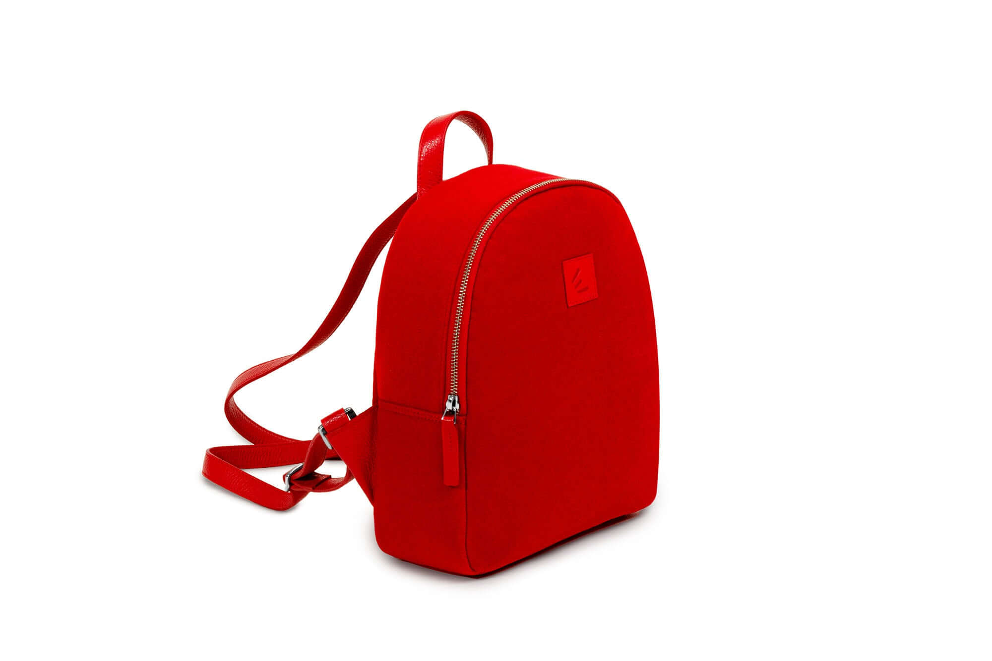 Sac à dos SLP en velours rouge, parfait pour une journée avec son compartiment principal.