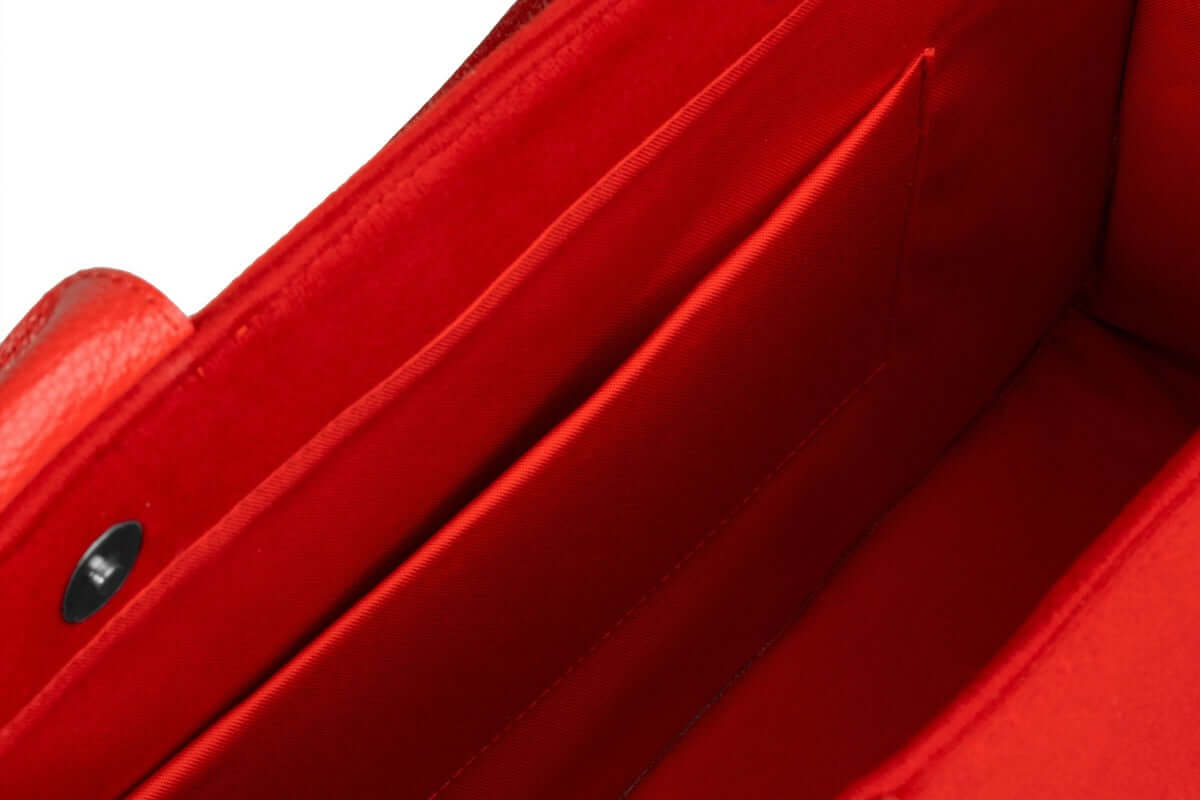Vue intérieure du grand cabas SLP avec plusieurs compartiments et doublure en velours rouge.